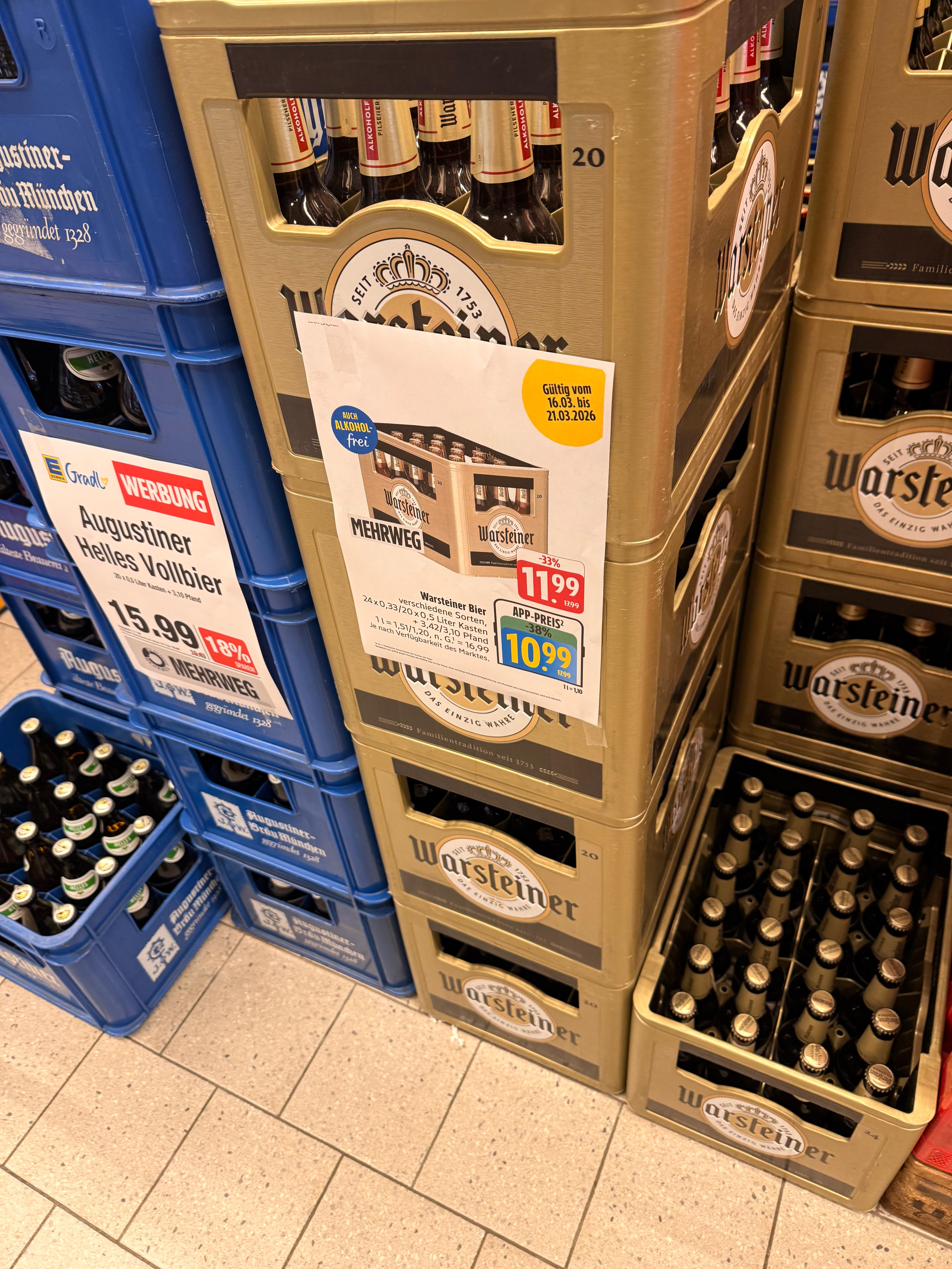 Bierkisten mit Preisschildern im Supermarkt - Augustiner und Warsteiner